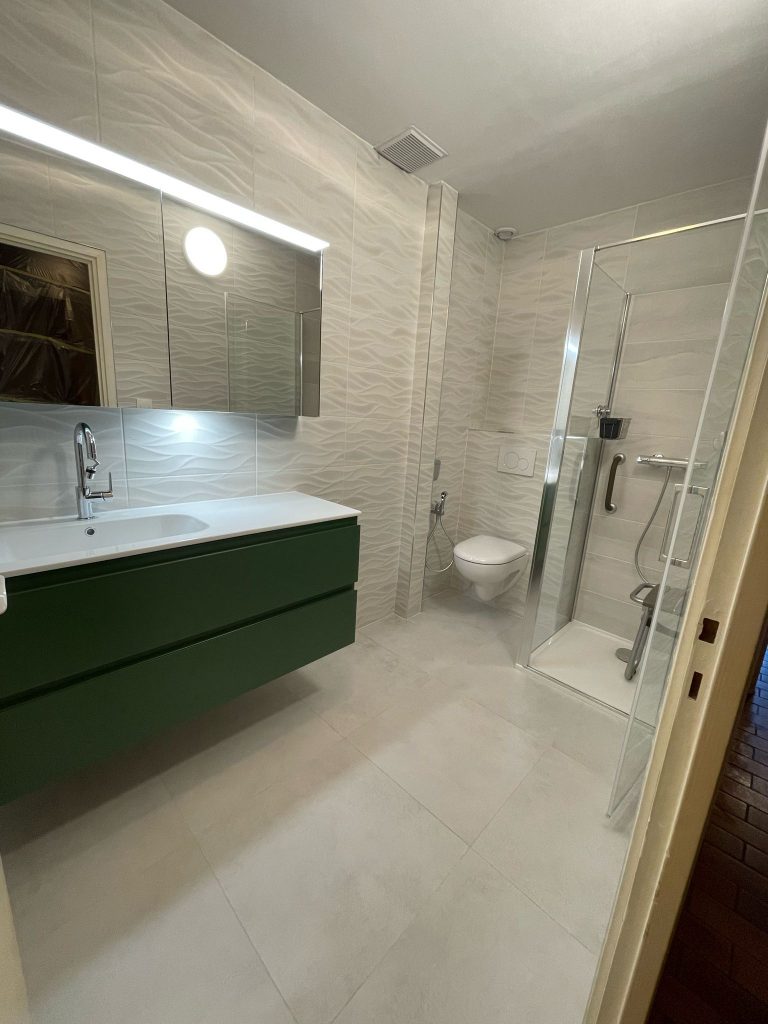 Salle de bain rénovée avec meuble vasque et douche