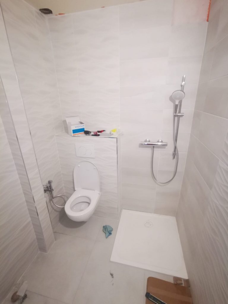 La même salle de bain terminée : WC suspendu et douche