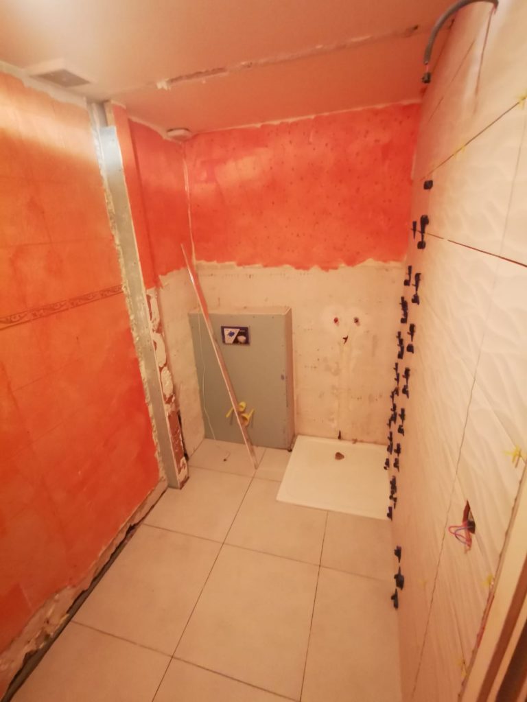 Salle de bain en cours de travaux : bâti-support WC et receveur posés